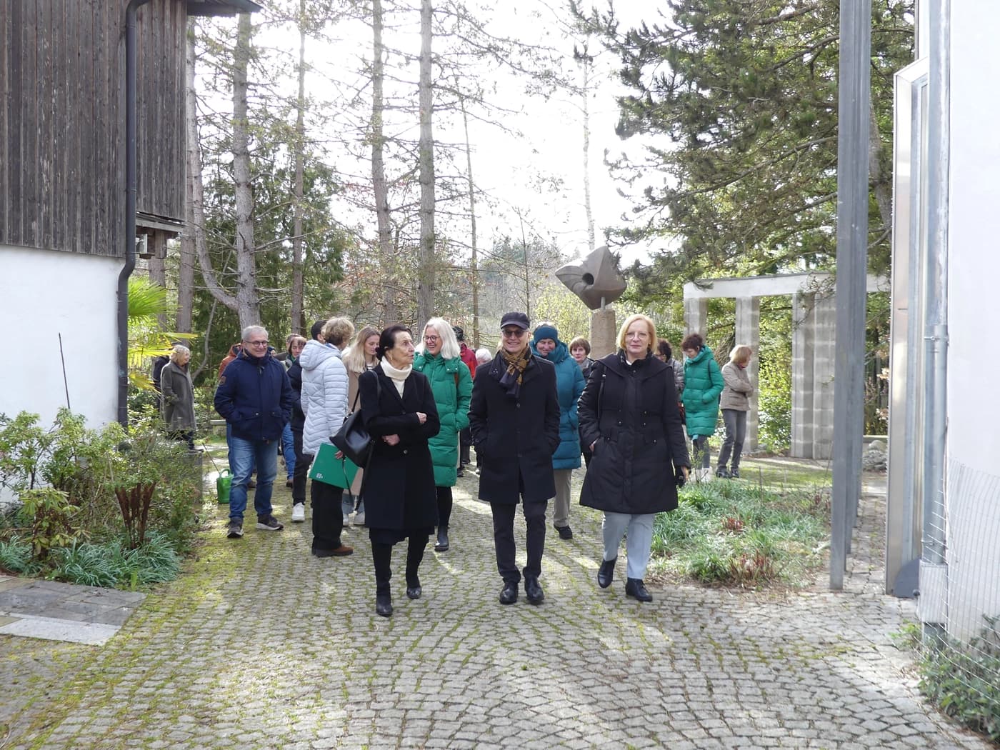 Auf dem “Lichtspuren”-Weg von der Kapelle zur Sonnenskulptur und in die Austellungsräume. Vorne Förderkreisvorsitzender Michael Trieb mit seiner Frau Dagmar und Mutter Dorothea, dahinter links Prof. Dr. Lydia Maidl und die Veranstaltungsgäste.